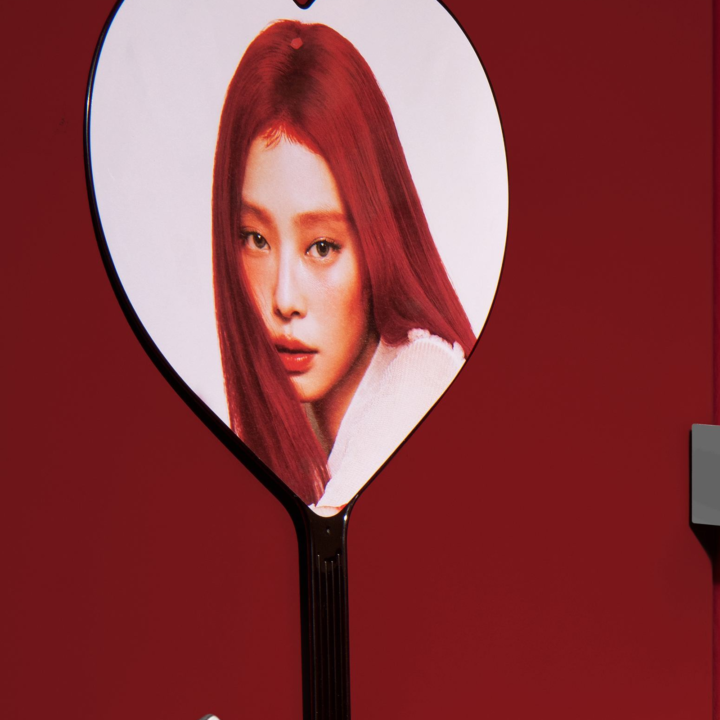 JENNIE x MINISO Heart Image Picket official red portrait detail
