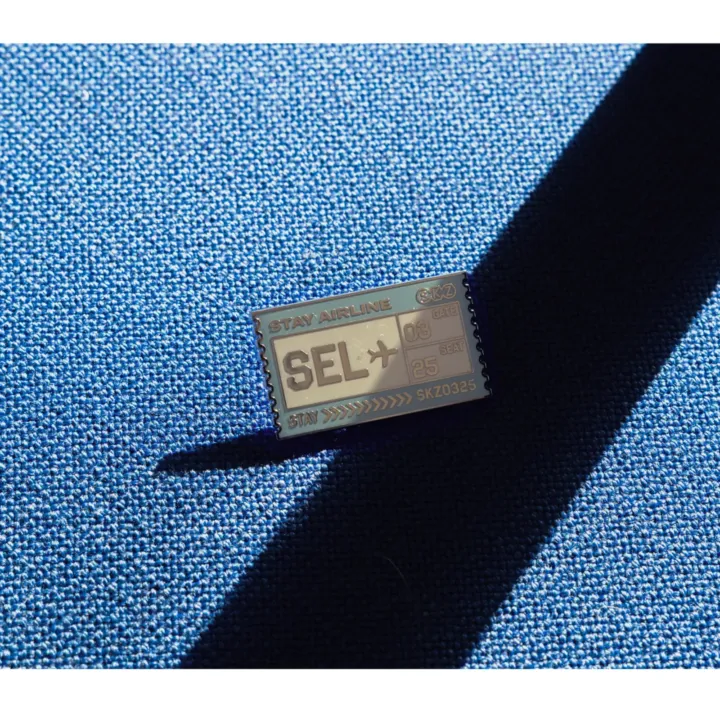 Stray Kids METAL BADGE SEOUL Ver. SKZOO EAATW POP UP official blue textile detail