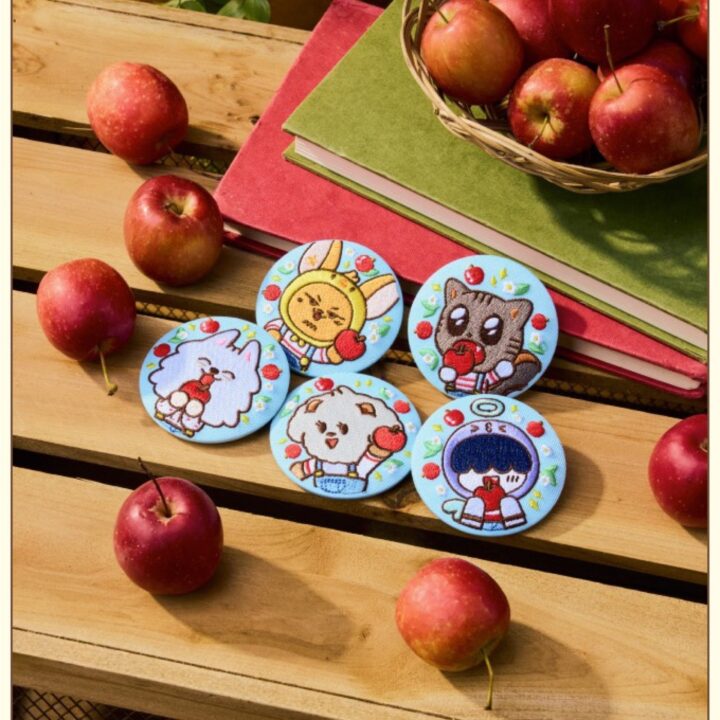 TXT PPULBATU HEY APPUL Embroidery Can Badge official tabletop view