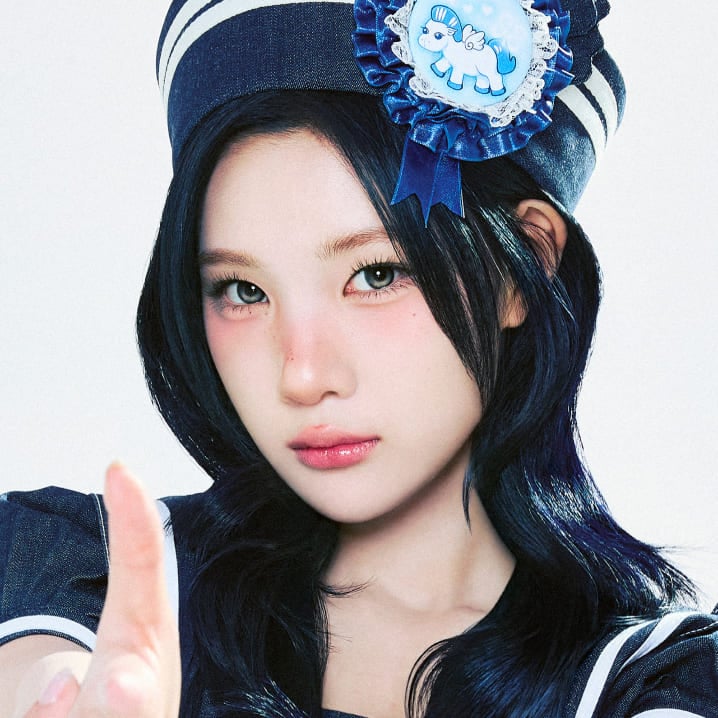 Juun official profile photo – Hearts2Hearts merchandise at KK Fans